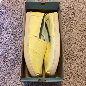 Toms yellow flats